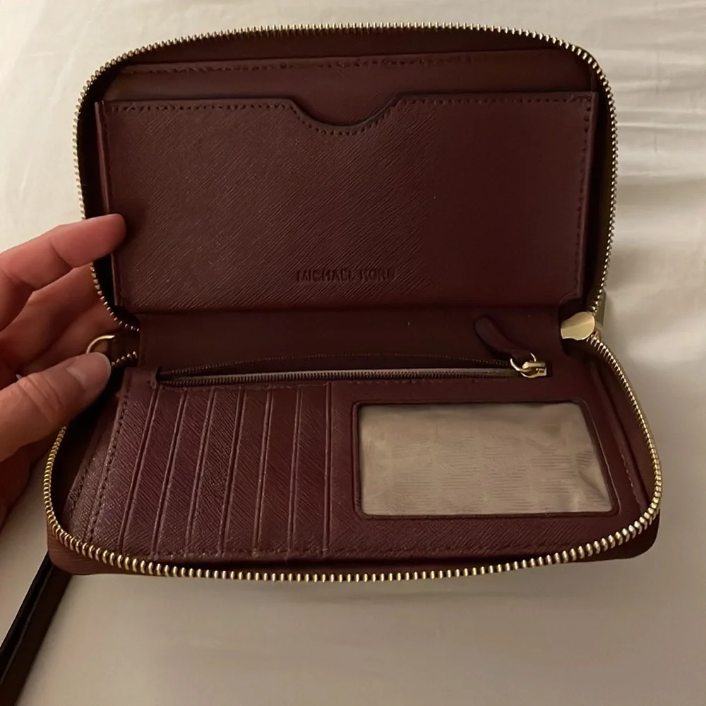 Michael Kors wristlet - Picture 2 of 2